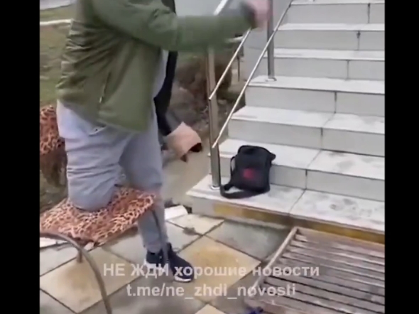 在大帝特别军事行动中少了一条鹅掌战斗英鹅，在医院门口维权，他