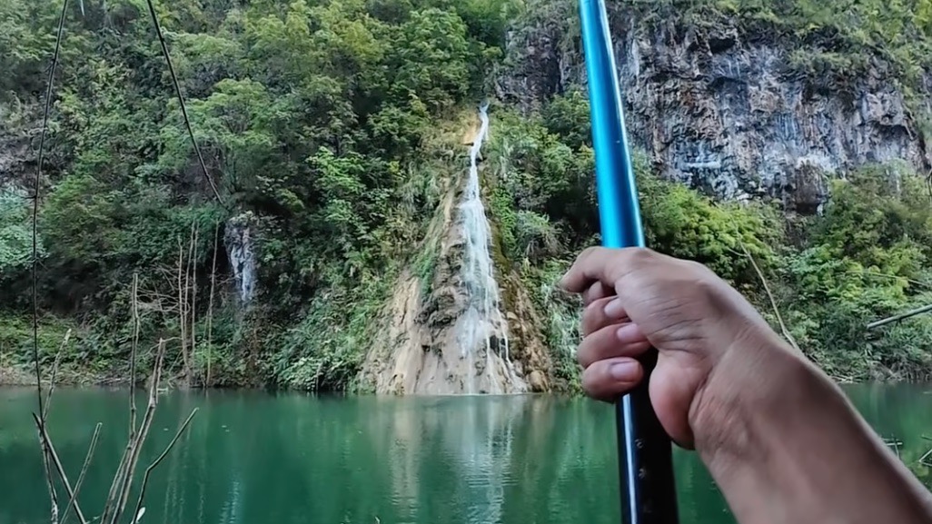 一个人荒山峡谷钓鱼求生10天，哈哈哈～钓个过瘾！