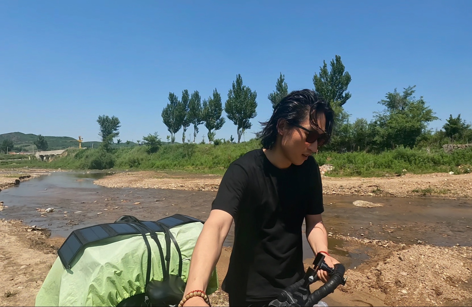 30岁中登夏季骑行流浪东北，天气炎热，几经折腾，在一座桥下阴凉处