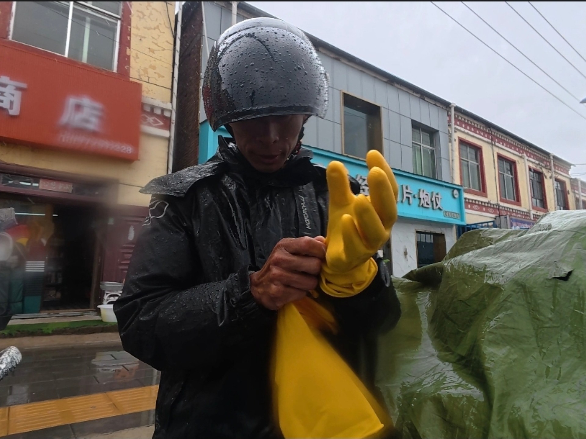 下雨冷给自己买防雨手套应对雨天，天气降温烤火取暖