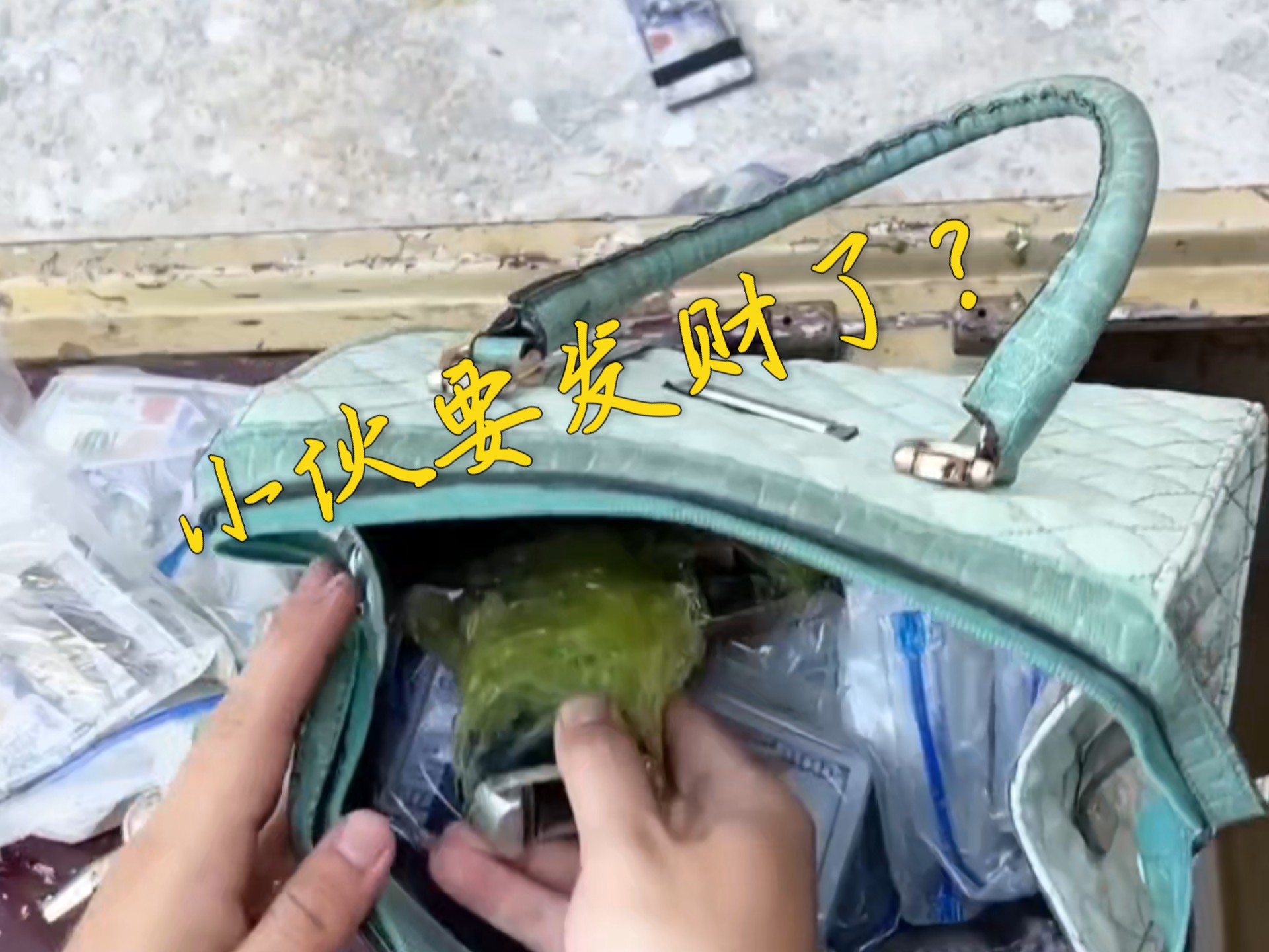小伙在河中发现2个保险柜，里面的东西竟把小伙惊呆了！