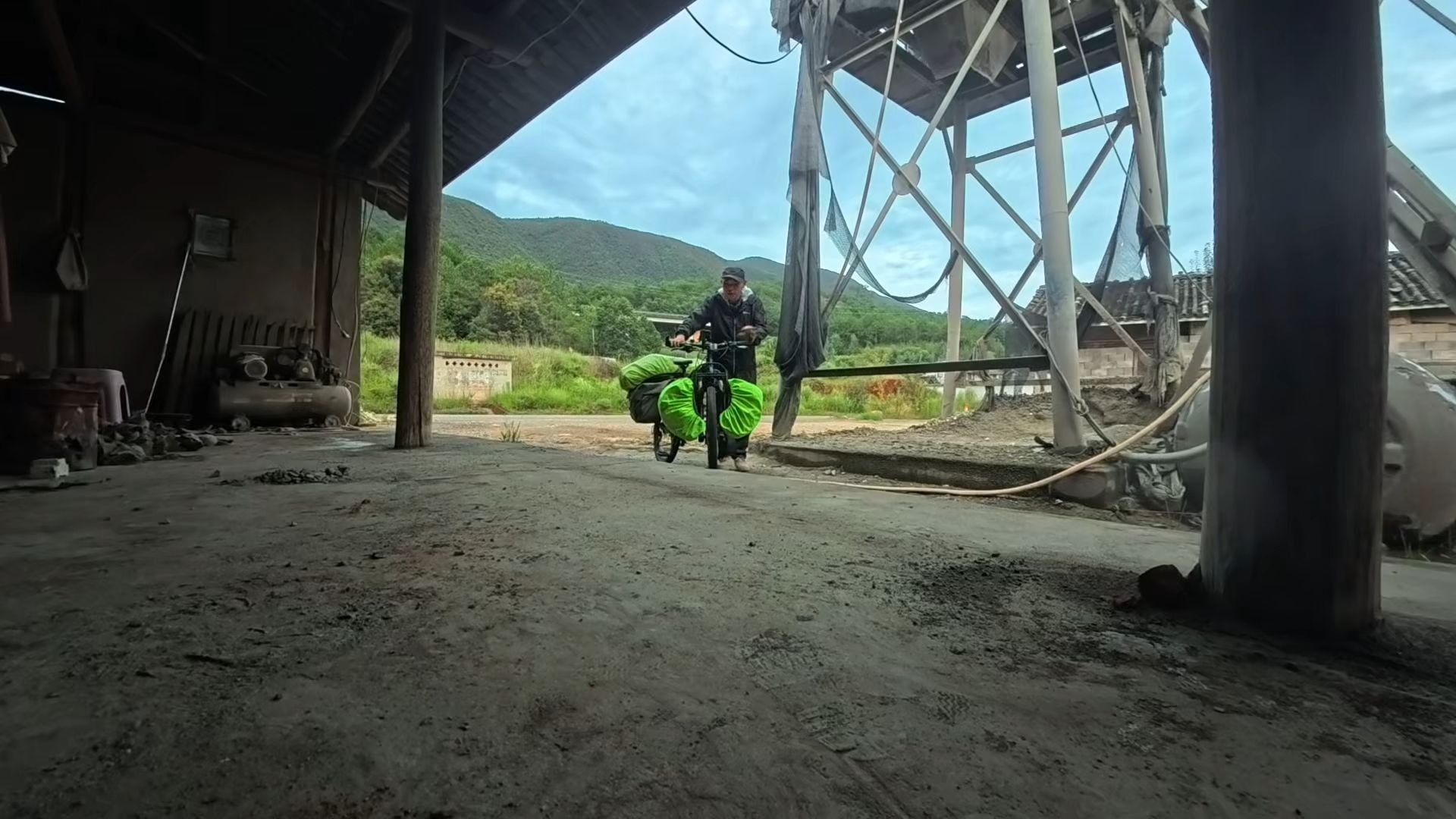 雨季骑行云南丽江，傍晚闲置工地露营，丢失几样东西肺都气炸了