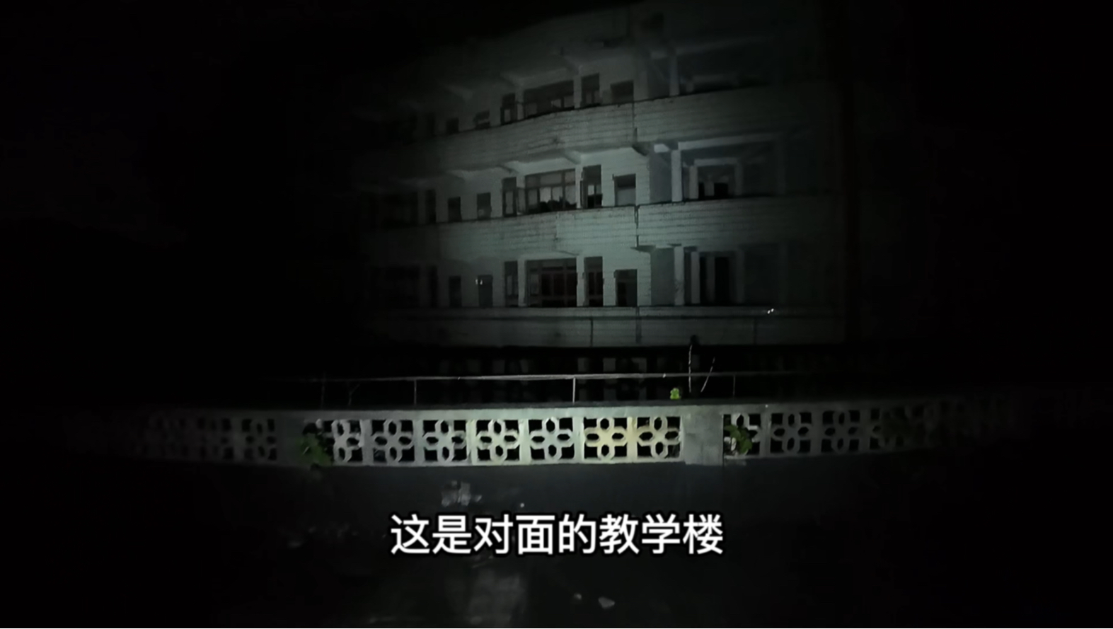 在贵州大山深处发现一所废弃学校