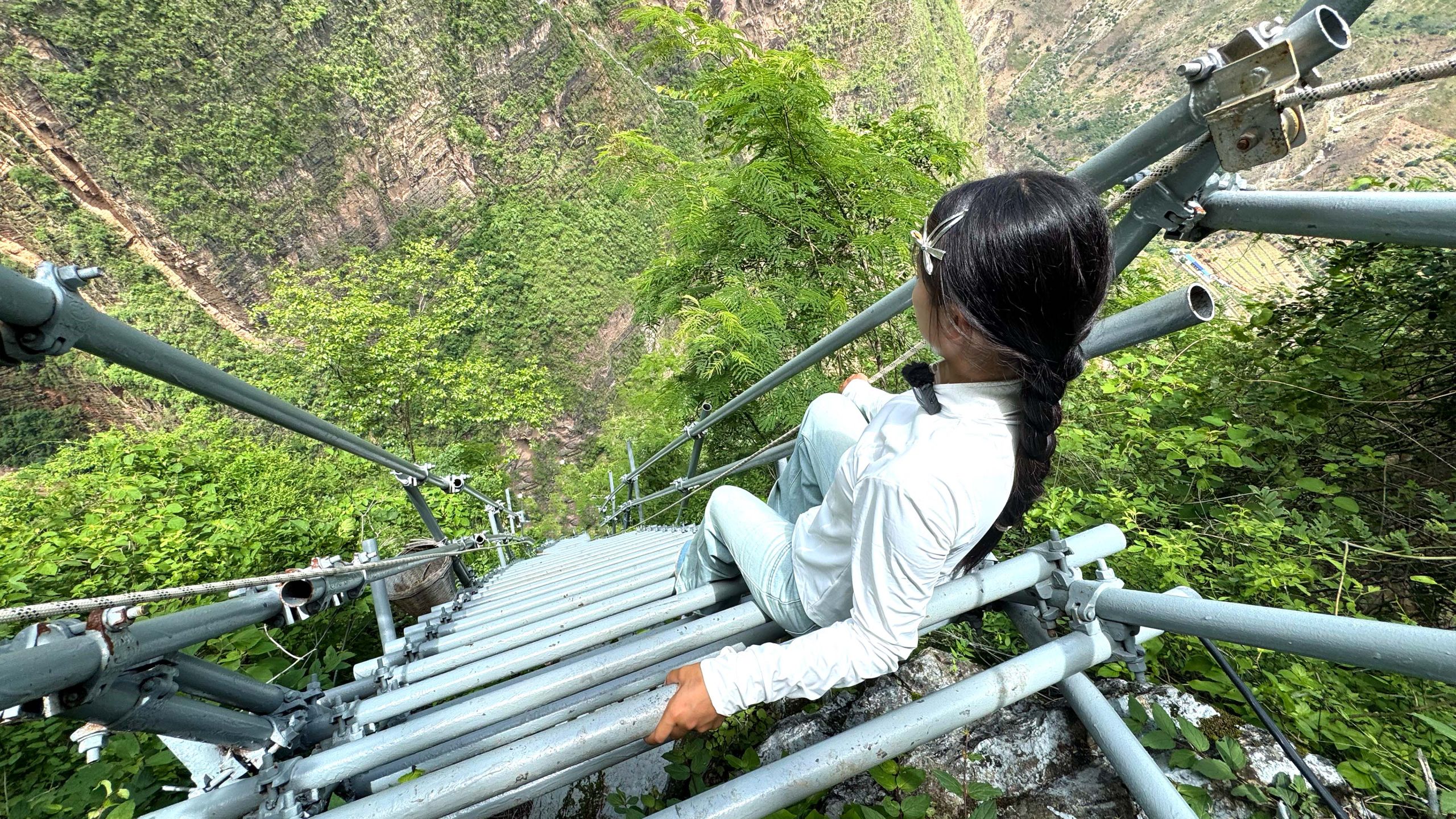 挑战攀爬四川大凉山悬崖村，爬上近千米悬崖的钢梯上，脚都在发抖