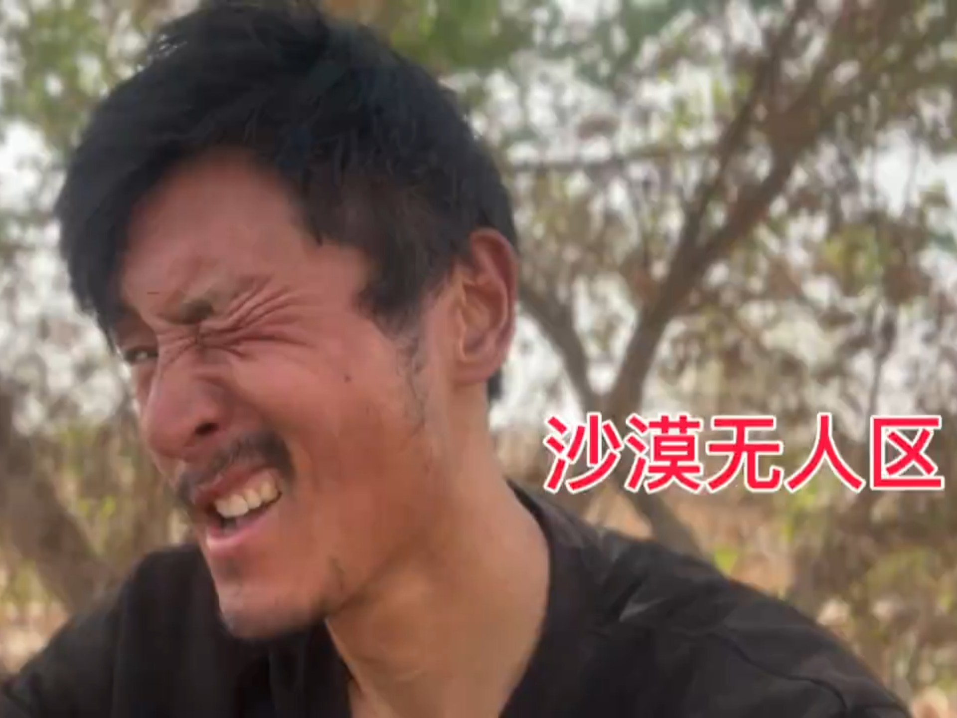 作死小伙高温天骑行沙漠公路，晚上服务区过夜，居然还能冷水澡