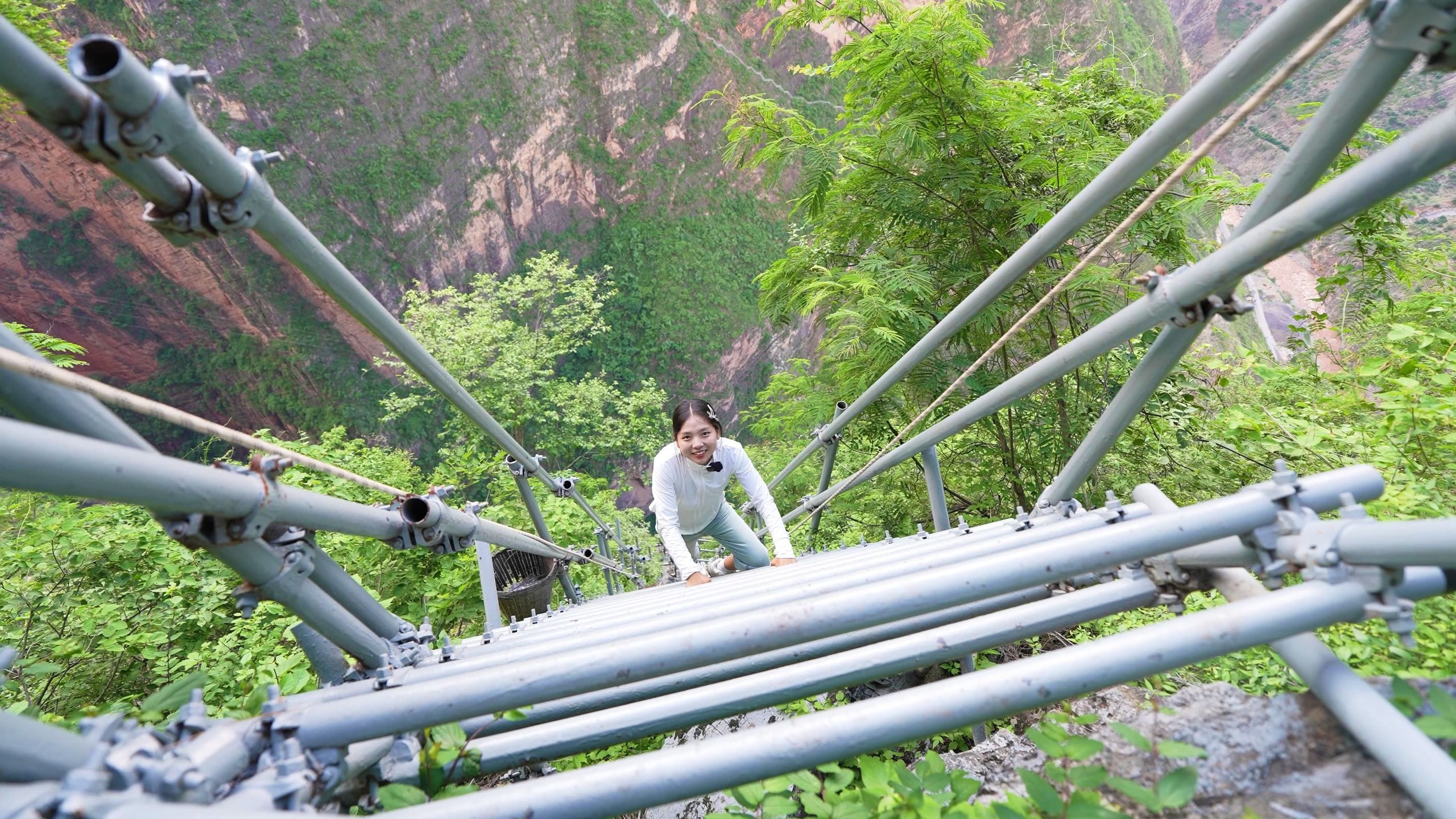 四川悬崖村的天梯太恐怖了，都说上山容易下山难，下山腿都软了