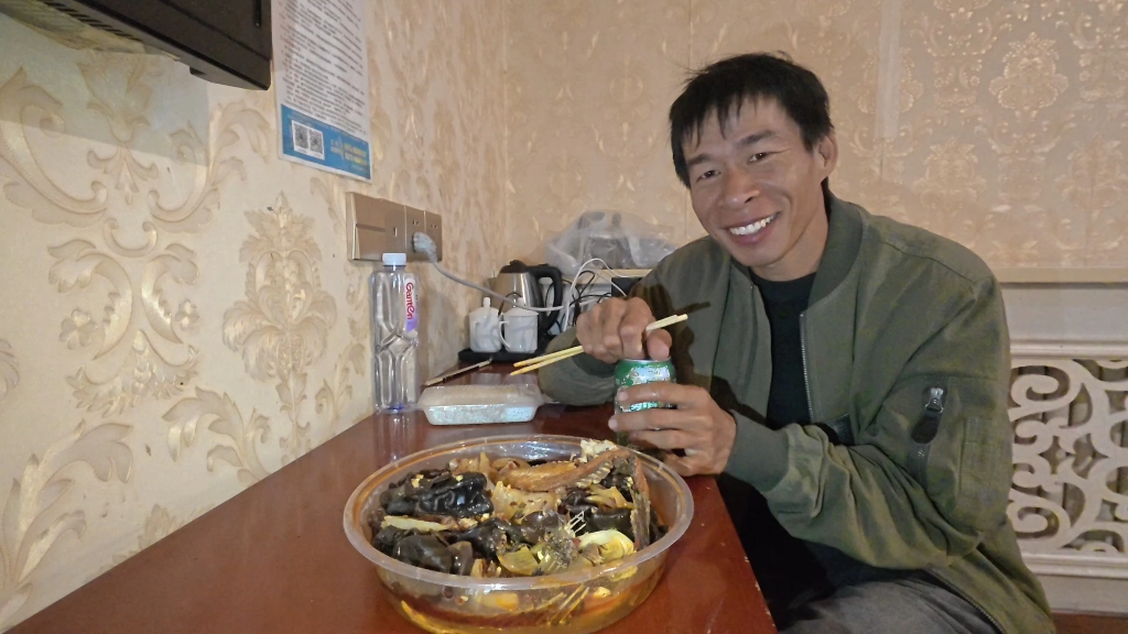 来到张家口市晚上买个烤鱼吃，在外面好久没住店，今天休整终于可