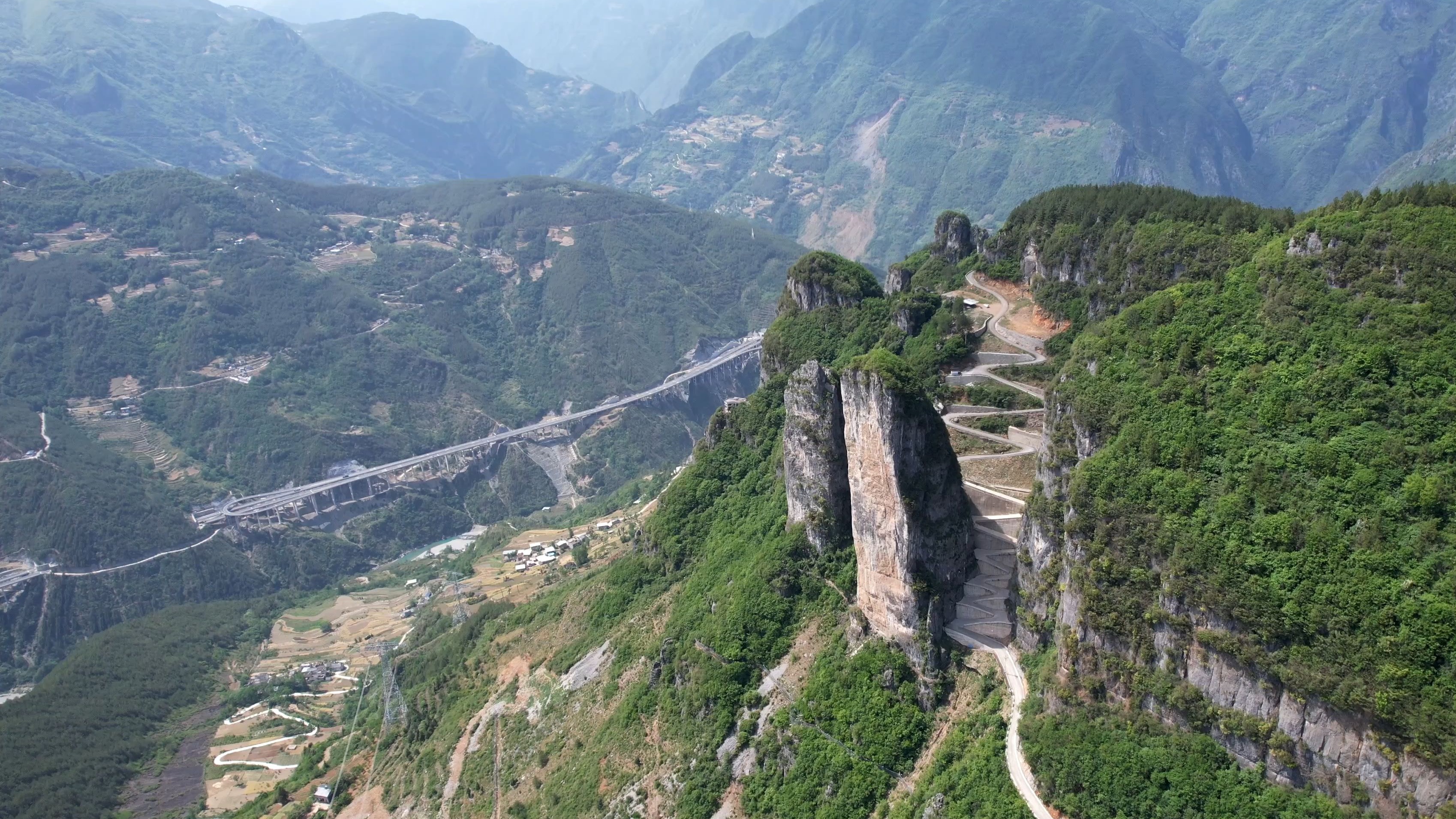 重庆令牌石天路，没有司机能一把过，被称为中国最危险的公路之一