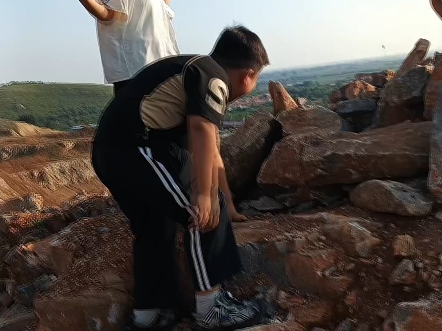 今天小凯的叔叔带三个孩子去爬山