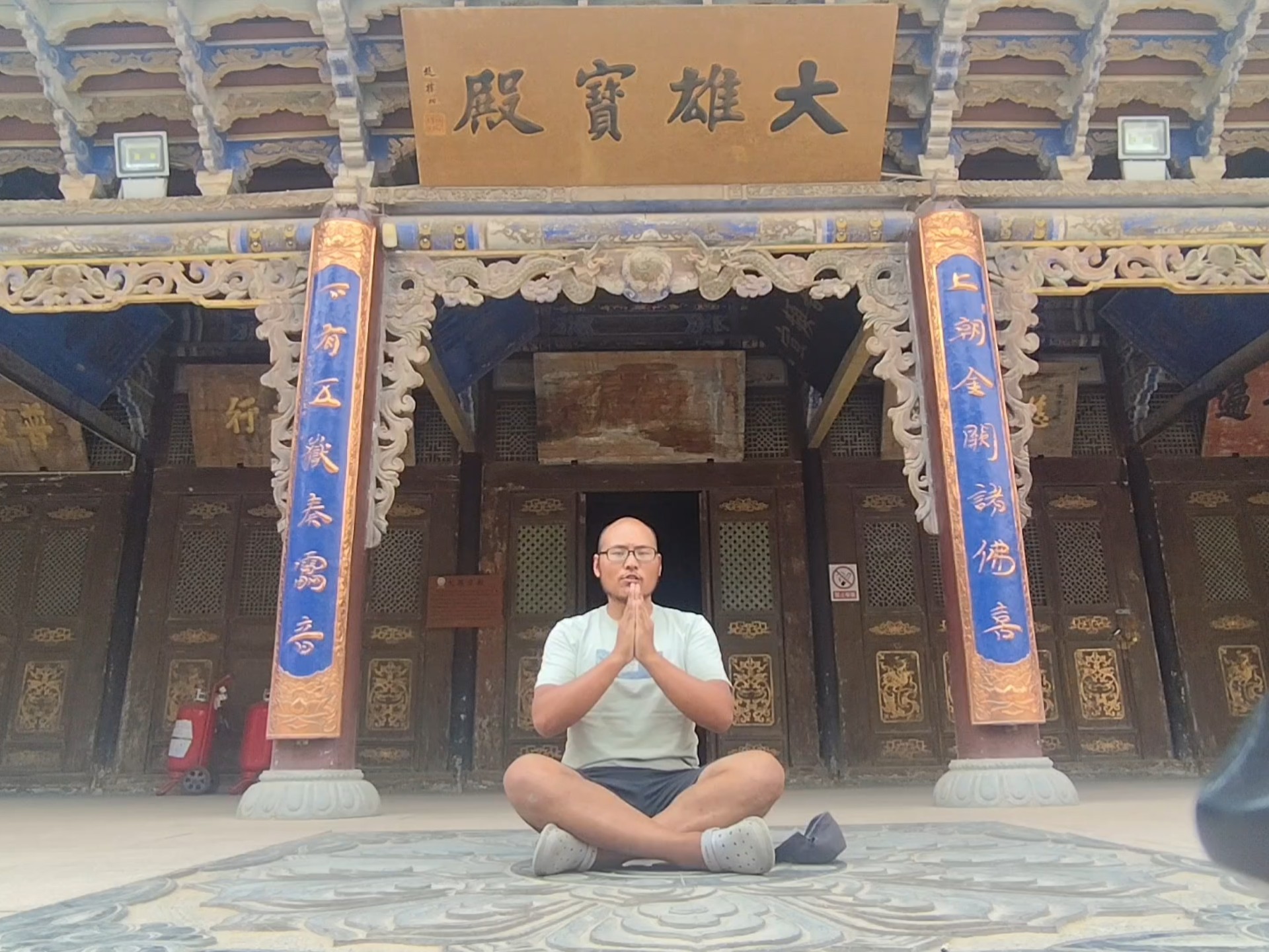 敦煌很美，吃完5斤牛肉面，去鸣沙山雷音寺转转，回城天都黑了