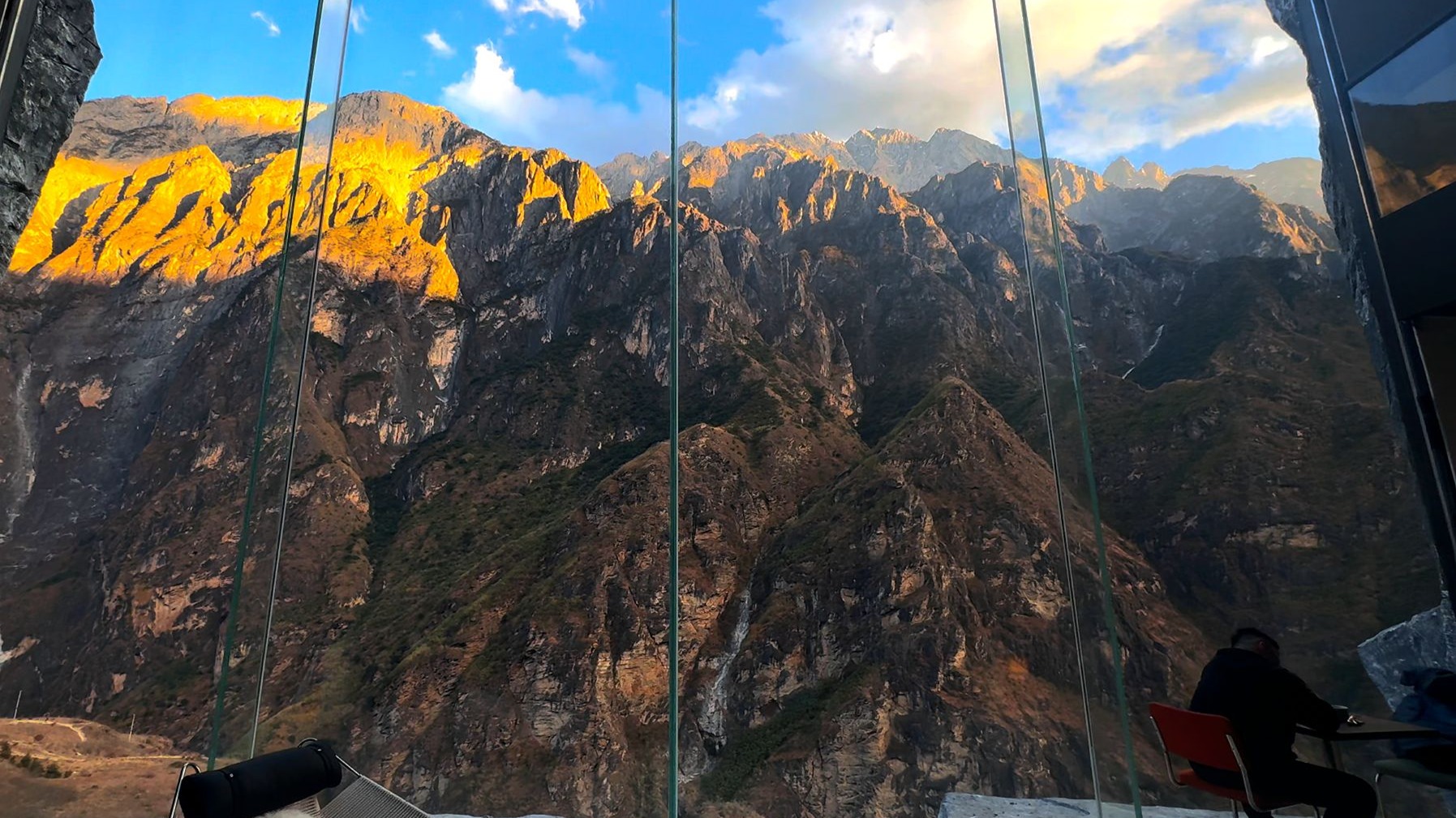 “这一刻，山川湖海不止在课本上，而是在我的面前~”