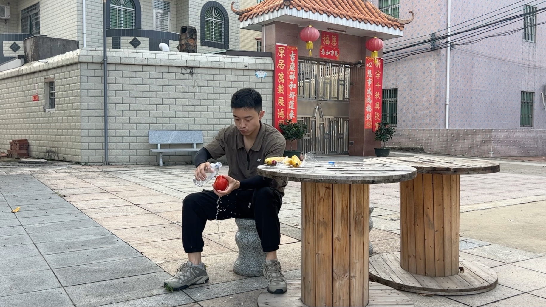 到达阳江海陵岛，做饭出了问题，搞两根香蕉西红柿充饥