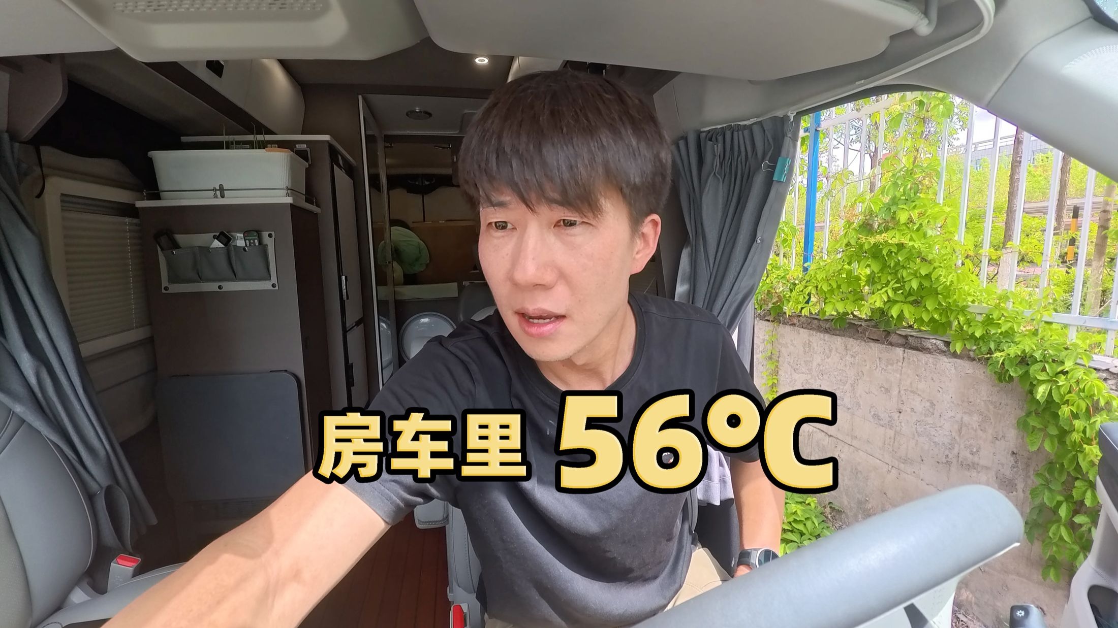 休整完毕回到房车，车里像个蒸笼，走独库公路上山降温，看到雪了